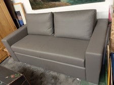 2 Sitzer-Sofa mit Schlaffunktion Veganes Leder Grau Stabil Bettkasten mit Rollen