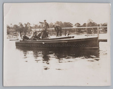 Männer im Motorbood Rotes Kreuz-Armbinde - Altes Foto