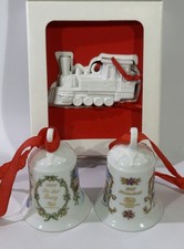 2 Hutschenreuther Porzellan Weihnachtsglocken 1987/1996 & Eisenbahn Baumschmuck