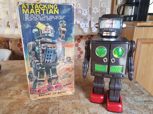 Blechroboter attacking martian - attacking,