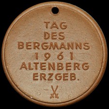 ALTENBERG (ERZGEB.) / SACHSEN: Porzellan-Medaille 1961, braun. TAG DES BERGMANNS