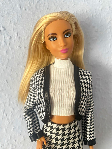 Modern barbie fashionista mit - fashionista,