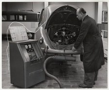 20x17cm Altes Baryt Foto 1963 Werkstatt VW-Käfer + VW Bus Motortester