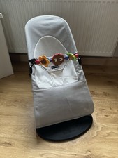 Babybjörn Balance Soft Babywippe mit Mesh Bezug und Spielbogen