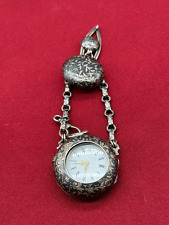 ANTIKE CHATELAINE FÜR TASCHENUHR UM 1880 AUS TULA SILBER MIT DEFEKTER UHR