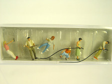 an der Tankstelle beim Tanken