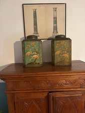 Paar große alte Blechdosen