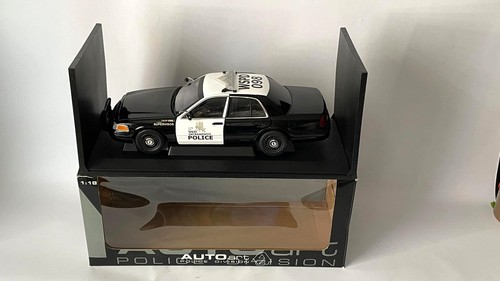 Autoart ford crown - 🚔,