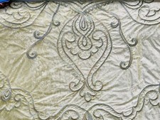 Luxeriöse handbestickte Tagesdecke aus vanillefarbenen Pannésamt 260x260 cm