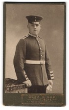 Fotografie Gebr. Giese, Königsberg, junger Soldat in Garde Uniform mit Schirmmü 