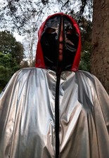 Halloween Lackcape Henkerscape  Gugelkapuze mit Maske Reißverschluß Vinylcape  