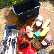 Pferde Putzzubehör-Bürsten usw- Konvolut