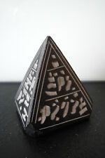 Neu Kleine Pyramide aus Stein