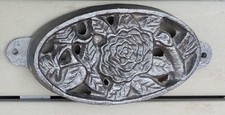 Altes Gusseisen Emblem oval Rosenmotiv 16x9x2,5cm aus Rückenlehne Gartenbank