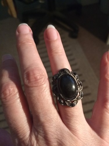 Ring mit grossem dunklem - , stein