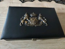 Alte Kiste mit Wappen Schatulle 