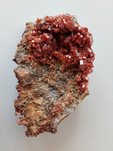 Vanadinit auf baryt - vanadinit, xx