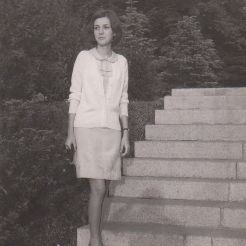 Elegante junge frau posiert - elegante,