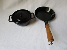 altes Kinder Kochgeschirr Pfanne mit Holzgriff und Topf Stahl schwarz glasiert