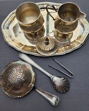 Milch und Zuckerset auf Tablett mit Teesieb,Löffel und Zange, Antikstil