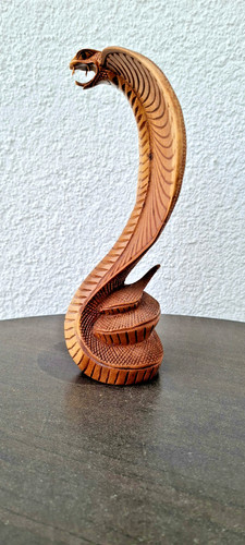 Cobra holzfigur aus suar holz - holzfigur,