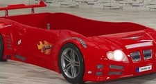 Autobett im Rennwagen Design.