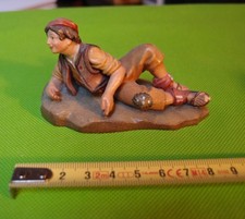 Geschnitzte bemalte Krippenfigur passend für 10cm Figurengrösse. Hirte liegend
