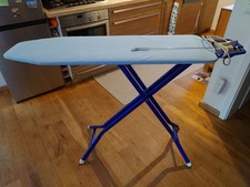 Hailo Fix Bügelbrett 120 x 38 cm, 95 cm Höhe, Ablage Bügeleisen, Steckdose Kabel