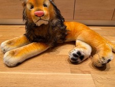 Top: Steiff 402463 LEO Löwe