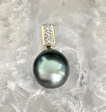 Wertvoller Anhänger in 585er Gelbgold besetzt mit 1 Tahiti-Perle + 3 Brillanten.