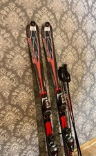 Rossignol Skier mit dazugehörigen Skistöcken 
