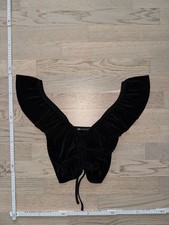 ZARA Damen Samt Plissee Crop Top Gr. M schwarz – V-Ausschnitt & Volantärmel