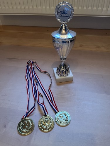 Unbeschrifteter pokal und - unbeschrifteter,