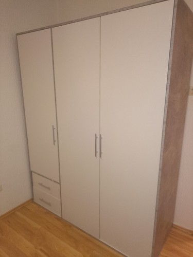 Kleidungsschrank