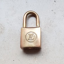 Louis Vuitton Schloss Nr. 221