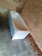 badewanne  mit  Unterbau 176 cm Länge 76 cm breite 56 cm höhe