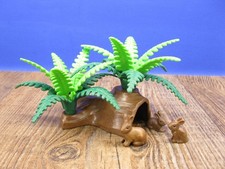 Baumstumpf mit Farn & Hasen