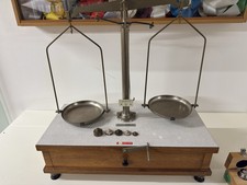 Präzisionswaage von Sauter mit mehreren Gewichten aus unserem Dentallabor 