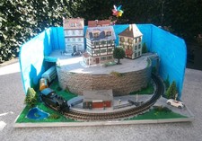 HO/DC Gleichstrom Eisenbahnanlage mit Stadtteil " beleuchtet.