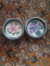 2 florale Untersetzer Gobelin Stickerei Rosen& Glaseinsatz Handmade Vintage