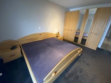 Doppelbett mit Nachtkommoden