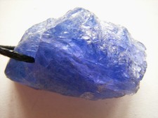 Erstklassiger, großer TANSANIT Rohstein gebohrt, am Band