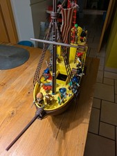 Großes Piratenschiff mit Besatzung.