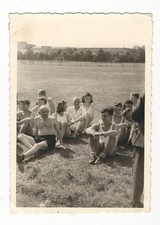11/15 FOTO SPORTLER NACH WETTKAMPF SPORTPLATZ TOR FUßBALL HANDBALL ?