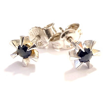 Weißgoldohrstecker mit Saphir