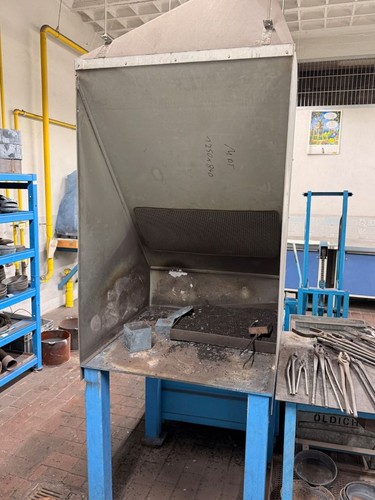 Industrieller absaugtisch mit - industrieller,