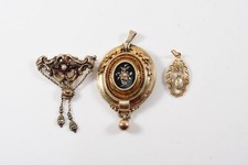 C26A34- Alter vergoldeter Schmuck Anhänger & Brosche mit Email Granaten Perlen 