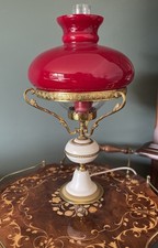 Tischlampe Petroleumstil Antik roter Glasschirm Messing Top