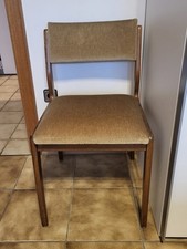 Alter Esszimmerstuhl mit Veloursbezug