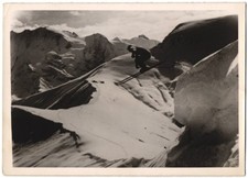 Fotografie Schostal, Skifahrer im Sprung über unberühertem Neuschnee 1939 